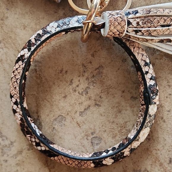 Oventure keychain wristlet with snakeskin design and tassel - Picture 4 of 11